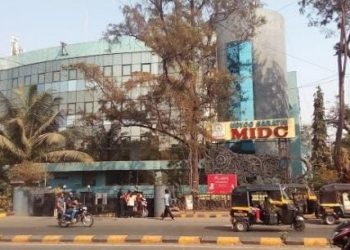 ना. देसाईंचा महाचोर विकासक विमल शहाला वरद (?) जनता झाली गारद। उद्योगमंत्री साहेब पुनर्वसन प्रकल्पाकडे लक्ष द्या.:- डॉ. राजन माकणीकर