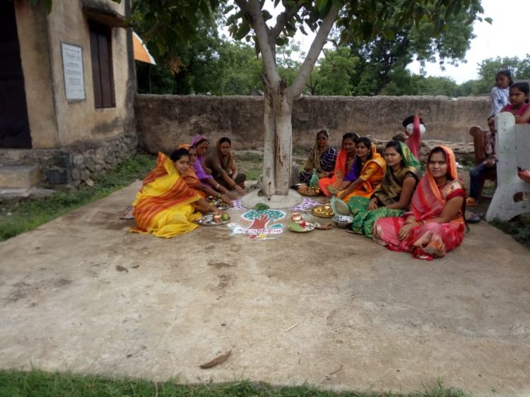 सत्यवान -सावित्रीची आठवण करीत वट पौर्णिमा साजरी