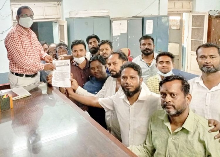 दारव्हा येथील शेख इरफान ला मारणान्या पोलिस कर्मचान्यांना सेवेतेतुन बडतर्फ करा..एम.आय.एम. पक्षाची मागणी..