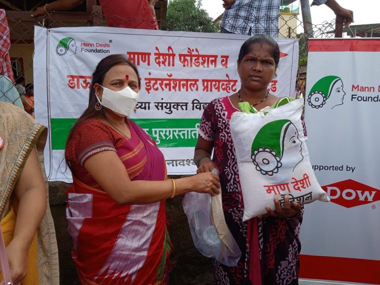 दुष्काळी भागातील माण देशी धावली कोकणातील पूरग्रस्थांच्या मदतीला…एक हजार कुटुंबाना जिवनावश्यक वस्तूंचे किट वाटप..