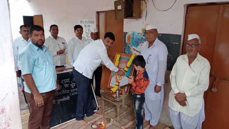त-हाडी.ता.शिरपूर येथे स्व.नथ्थु सोनजी भालकर यांची जयंती साजरी