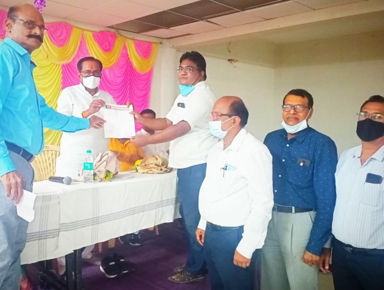 थोर साहित्यिक डॉ, शंकरराव खरात यांचे आटपाडी मध्ये भव्य स्मारक हॉस्पिटल व्हावे आमदार अनिल भाऊ बाबर सकारात्मक !