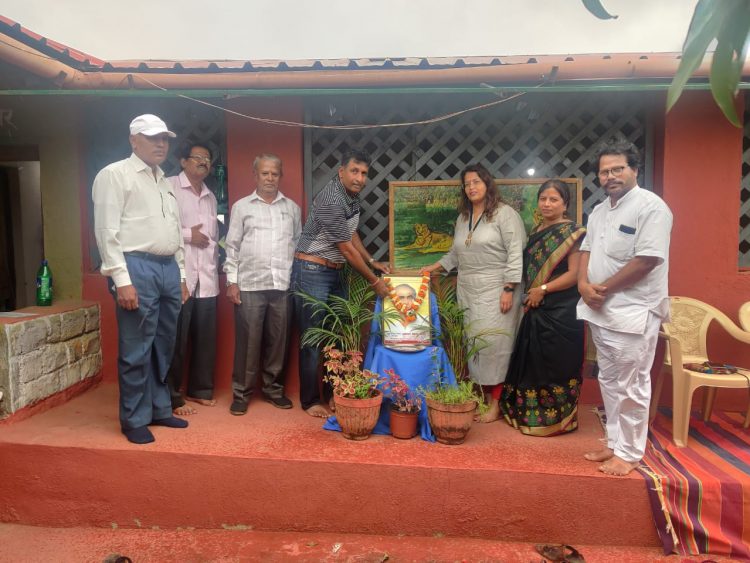 प्रति महात्मा फुले वाडा येथे लोकशाहीर अण्णाभाऊंची जयंती ढोले पाटलांचे हस्ते साजरी