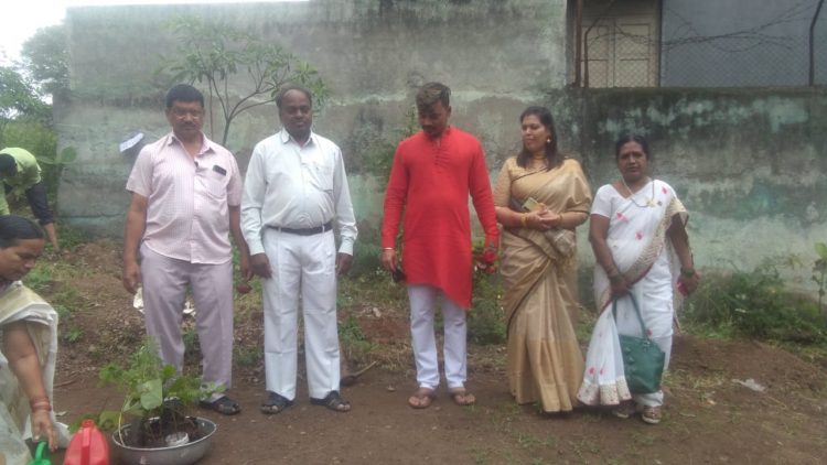 पुणे तील फुले सामाजिक सेवा प्रतिष्ठान तर्फे वृक्षारोपण