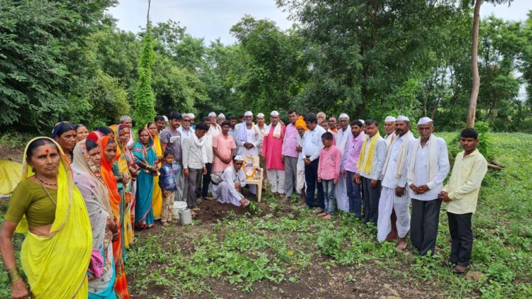 भजनी मंडळ , वारकऱ्यांच्या उपस्थितीत गोपीचंदगडावर वृक्षरोपन