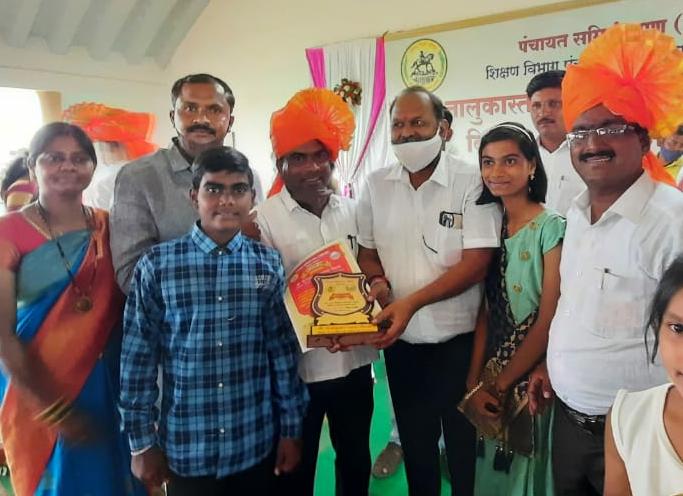 विजय शिंगाडे यांना आदर्श शिक्षक पुरस्कार