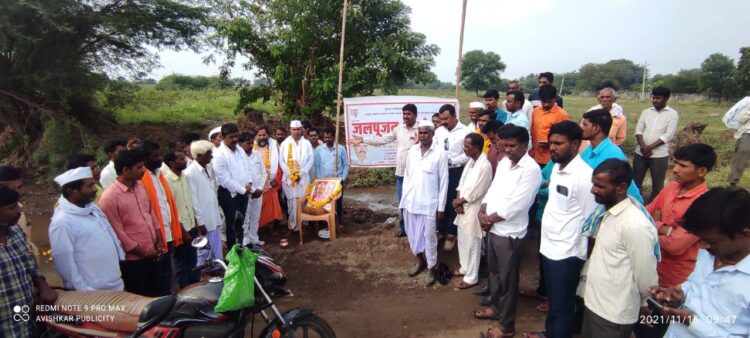 पूला अभावी रस्त्यावर साचलेल्या पाण्याचे जलपूजन करून आंदोलन…….