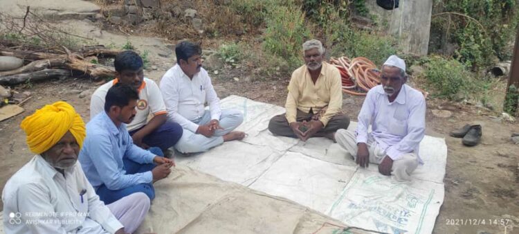 आत्महत्याग्रस्त शेतकरी कुटुंबियांच्या भेटीसाठी सखाराम बोबडे  पडेगावकर  महातपुरीत पोहचले