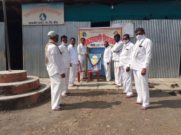 बंकटस्वामी विद्यालय खडकी घाट तालुका जिल्हा बीड येथे विश्वरत्न, भारतरत्न डॉ बाबासाहेब आंबेडकर यांचा महापरिनिर्वाण दिन साजरा