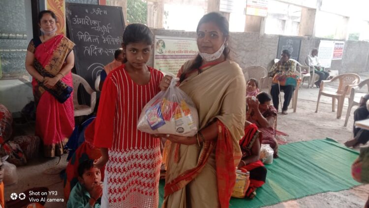 सखीश्रावणी महिला बहुउद्देशिय संस्थेच्यावतीने अंध व अपंग बांधवांना किराणा वाटप :