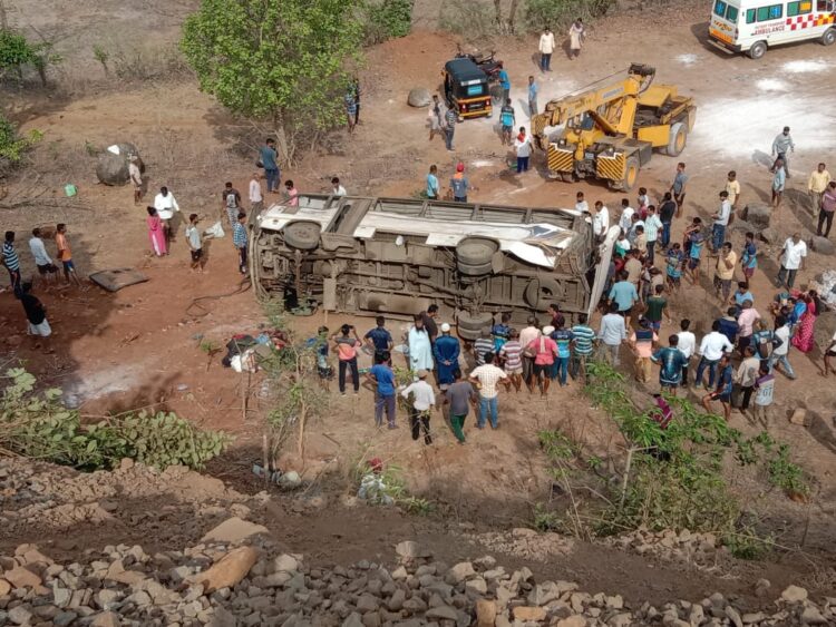 म्हसळा घोणसे घाटात खासगी बसला अपघात, तीनजण दगावले तर ३५ प्रवासी जखमी.
