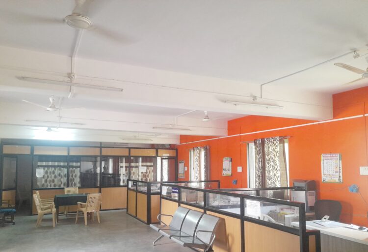 सहाय्यक निबंधक कार्यालयातील अधिकारी गायब, मात्र लाईट व पंखे सुरू