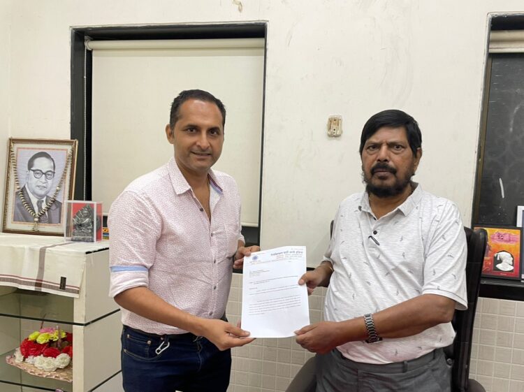 मुंबईतील कोळीवाडे गावठाणांच्या पुनर्विकासासाठी 5 एफएसआय देण्याच्या मागणीसाठी केंद्रियराज्यमंत्री रामदास आठवले मुख्यमंत्र्यांची भेट घेणार