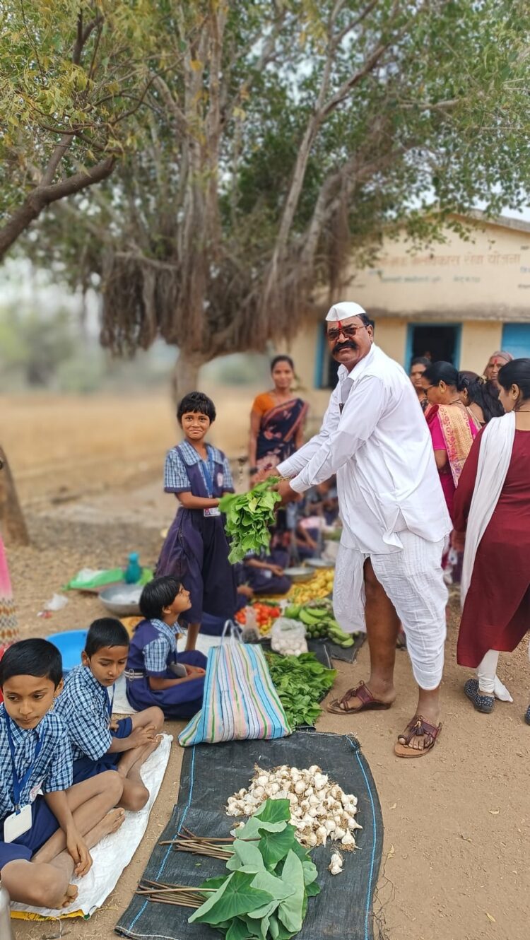 झरेत चिमुकल्यांनी भरवला बाजार