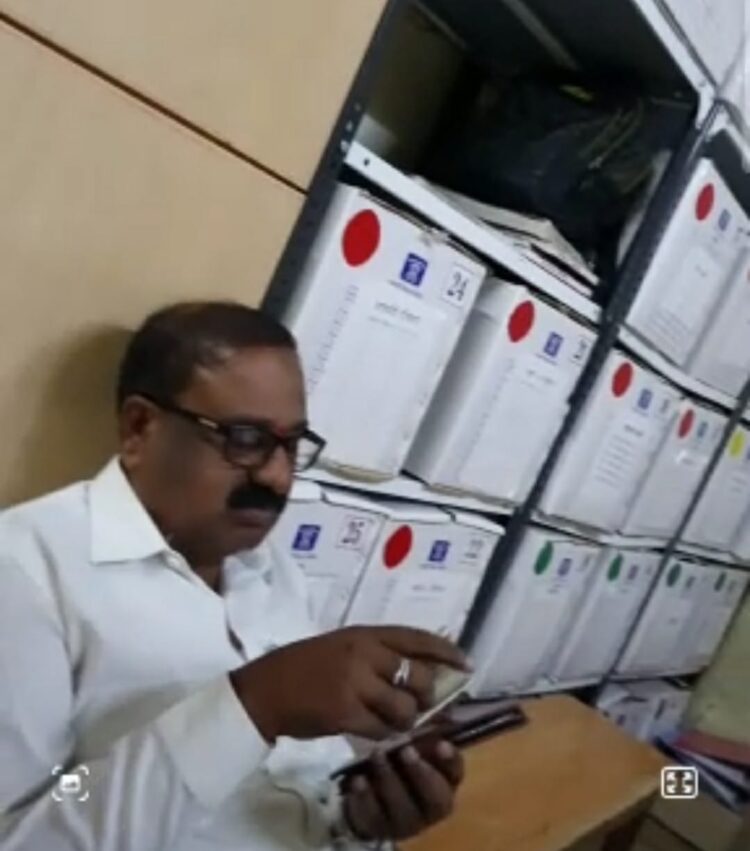 आटपाडी चे: उपनिरीक्षक रामचंद्र गोसावी निलंबित; पोलिस ठाण्यात पैसे घेतल्याच्या व्हिडीओवरून कारवाई