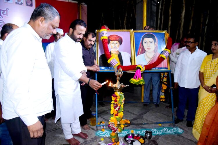 सामान्य शेतकरी कुटुंबातील महात्मा ज्योतिबा फुले आपल्या कार्याने महान बनलेःआ.जयकुमार गोरे