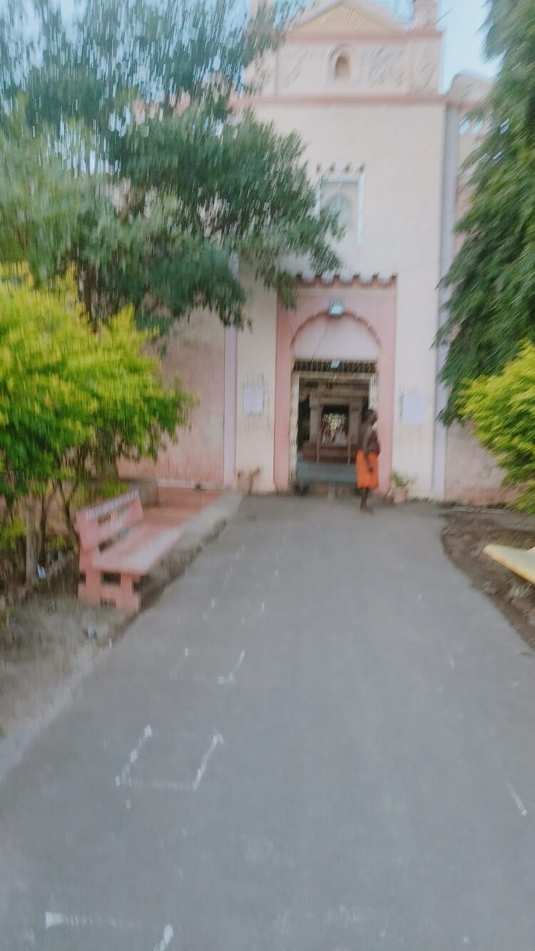सोनारसिद्ध नाथ मंदिर येथे सोन्या चांदीच्या दागिन्यांची जबरी चोरी..सात लाखाच्या आसपास मुद्देमाल गायब