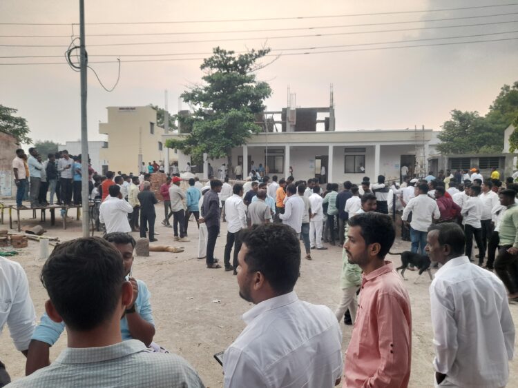 आटपाडी तालुक्यात 83 टक्के मतदान… निंबवडे येथे दोन्ही गटांमध्ये हाणामारी.. विभुतवाडीत बोगस मतदानावरून दोन्ही गटात शाब्दिक चकमक उडाली