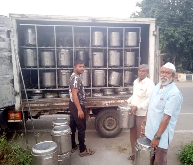 बांधकाम कामगारांची मध्यान्ह भोजन योजना बंद …बांधकाम कामगारावरती आली उपासमारीची वेळ