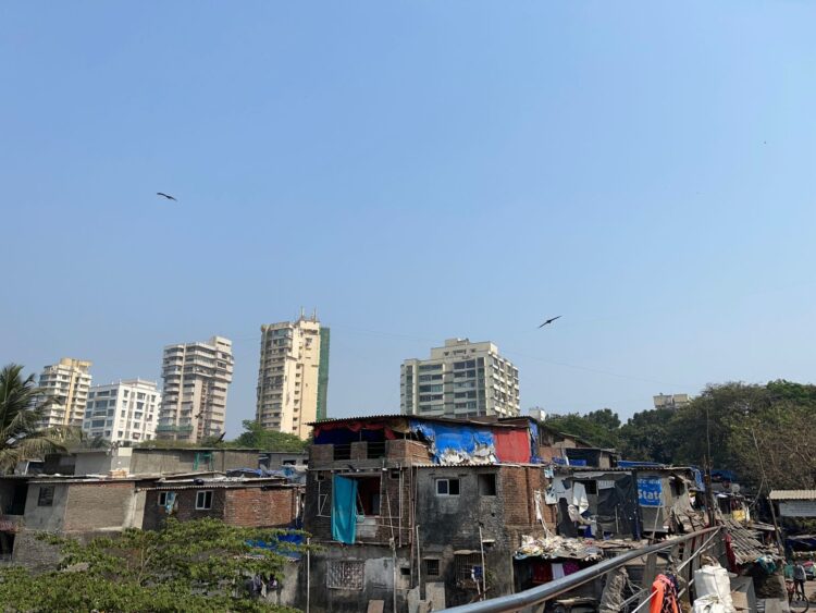 झोपडपट्टी स्थानिकाकडून जनतेची लूट…….SRA नोंदणी नाही,जनतेकडून कागदपत्रांची मागणी.