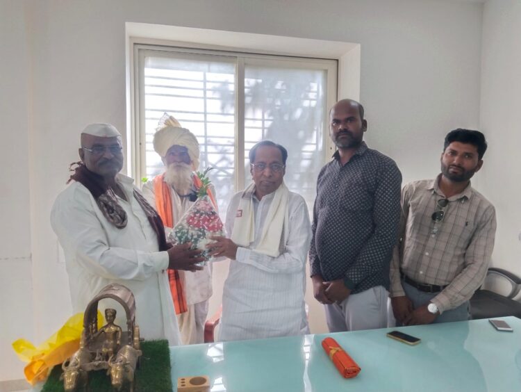 आम. अनिलभाऊ बाबर यांचा पडळकरवाडीकरांनी केला सन्मान