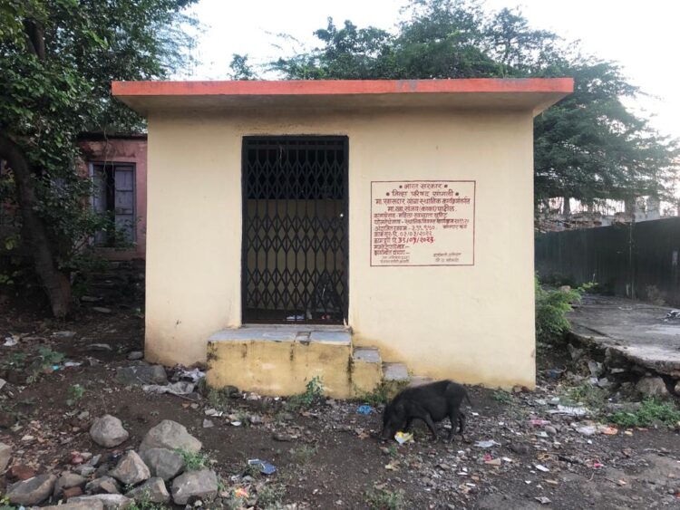 आटपाडीत महिलांसाठी दोन स्वच्छतगृहाचा निधी खर्च, पण एक स्वच्छतागृह सदाबंद.दुसरे कागदावरच