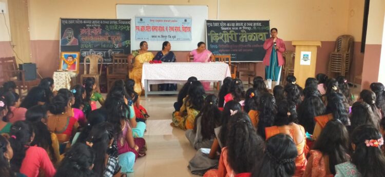 एच आर पटेल कन्या विद्यालय वरुळ येथे सावित्रीबाई फुले जयंतीनिमित्त किशोरी मेळावा संपन्न