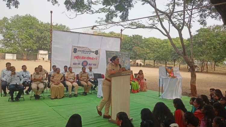 भोरखेडा पटेल विद्यालयात बालिका दिनानिमित्त महिला पोलीस व शिक्षिका यांचा सन्मान..