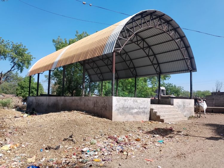 त-हाडी येथील सभा मंडप लोकार्पणच्या प्रतिक्षेत