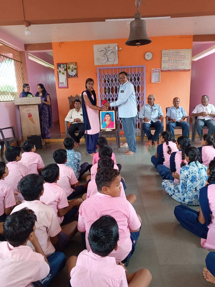 क्रांतीज्योती सावित्रीबाई फुले माध्यमिक विद्यालयात गुरुपौर्णिमा उत्साहात साजरी
