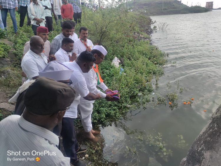 सोनवद धरणाच्या पाण्याचे श्याम सनेर यांच्या हस्ते जल पूजन * चला गावाकडे परिवर्तन यात्रा कार्यक्रमात शेतकऱ्यांनी दिले निवेदन