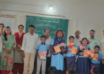 मालेवाडी येथे कै.बाळासो तातोबा माने यांच्या स्मृतिदिनानिमित्ताने विद्यार्थ्यांना शैक्षणिक साहित्य वाटप व वृक्षारोपण