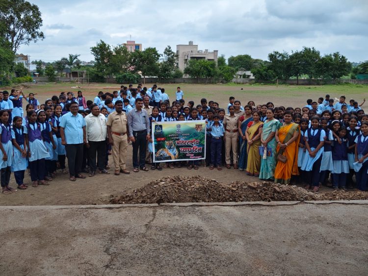 वाघाच्या अस्तित्वाचे जंगलाच्या संतुलनात मोठे स्थान – रामदास घावटे चितळीतील नवमहाराष्ट्र विद्यालयात आंतरराष्ट्रीय व्याघ्र दिन,गुरुपौर्णिमा उत्साहात!