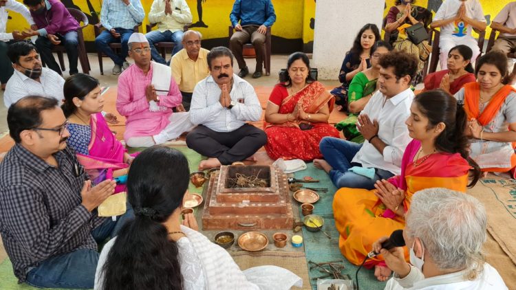 आंतरराष्ट्रीय योग दिनानिमित्त विश्वशांती देव यज्ञ संपन्न…..