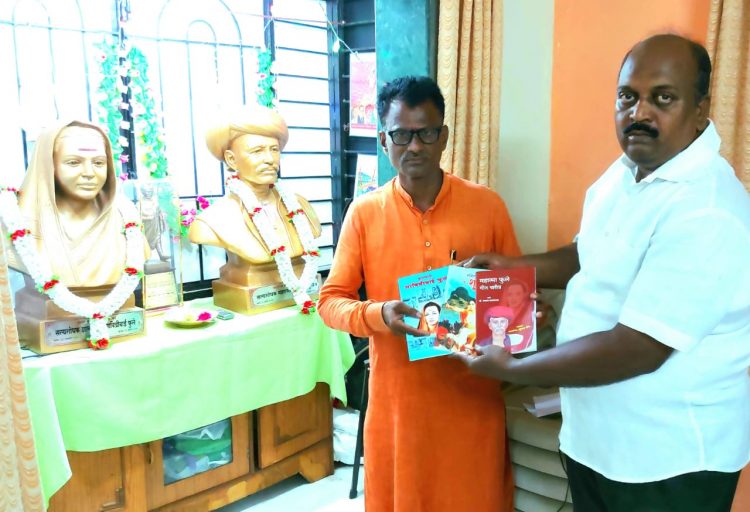 फुले एज्युकेशन च्या बहुउद्देशीय सत्यशोधक केंद्रास उदगीर चे लेखक संपादक भेंडेगावकर यांनी आवर्जुन भेट दिली