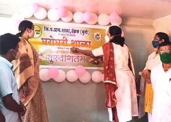 कराड तालुक्यातील उंब्रजमध्ये “घरोघरी शाळा” उपक्रमाची सुरुवात.  विद्यार्थ्यांच्या घरातच सुरू झाल्या शाळा.