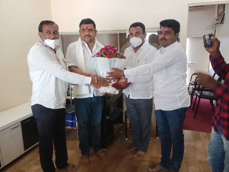 माजी जि. प. सदस्य सुहास शिंदे यांचा जयदीप भोसले यांच्या हस्ते सत्कार