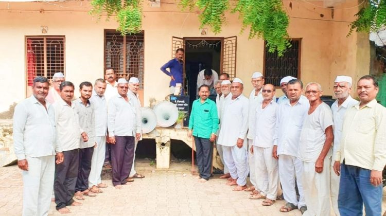 नवे कोळदे येथील मोतीलाल पाटीलांनी मोतीश्रीच्या स्मरणार्थ चाळीस हजाराचे भजन साहित्य भेट…