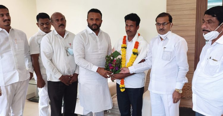 ,संजय खरात यांचा आमदार जयकुमार गोरे यांचेहस्ते विशेष सन्मान…..