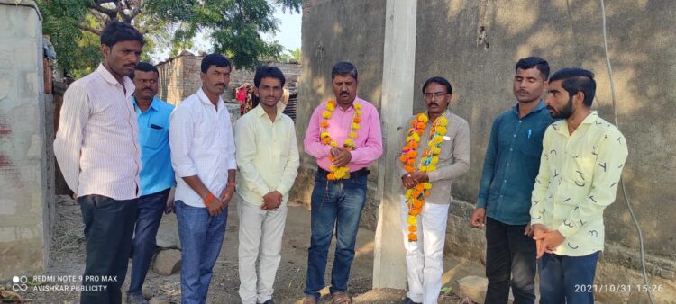 विद्युत पोल उभारणीसाठी पुढाकार घेणाऱ्या कार्यकर्त्यांचा सत्कार