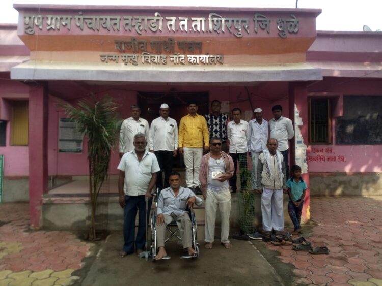 तऱ्हाडी ग्रामपंचायत तर्फे अपंग व्यक्तींना साहित्य वाटप