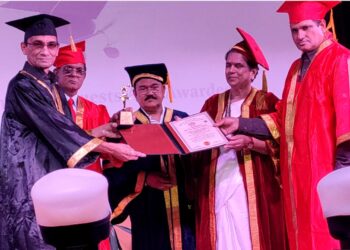 भारत विर्च्युल युनिव्हर्सिटी तर्फे मानद डॉक्टरेट (Hon. Ph.D) स्वीकारतांना डॉक्टर प्रवीण निचत