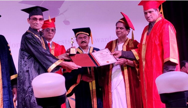 भारत विर्च्युल युनिव्हर्सिटी तर्फे मानद डॉक्टरेट (Hon. Ph.D) स्वीकारतांना डॉक्टर प्रवीण निचत