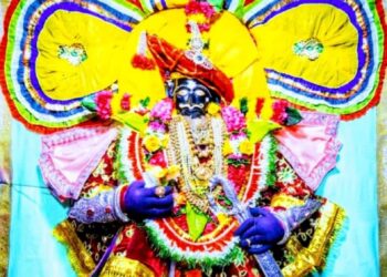 नवरात्रोत्सवाच्या दुसऱ्या माळेला जोतिबा दर्शनासाठी भाविकांची अलोट गर्दी झाली . नवरात्रोत्सवाच्या दुसऱ्या माळेला जोतिबाची तीन कमळ पुष्प पाकळ्यामध्ये सालंकृत महापूजा बांधली .