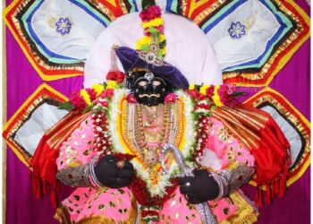 नवरात्रोत्सवाच्या चौथ्या माळेला जोतिबा दर्शनासाठी भाविकांची अलोट गर्दी झाली . नवरात्रोत्सवाच्या चौथ्या माळेला जोतिबाची पाच कमळ पुष्प पाकळ्यामध्ये सालंकृत महापूजा बांधली .