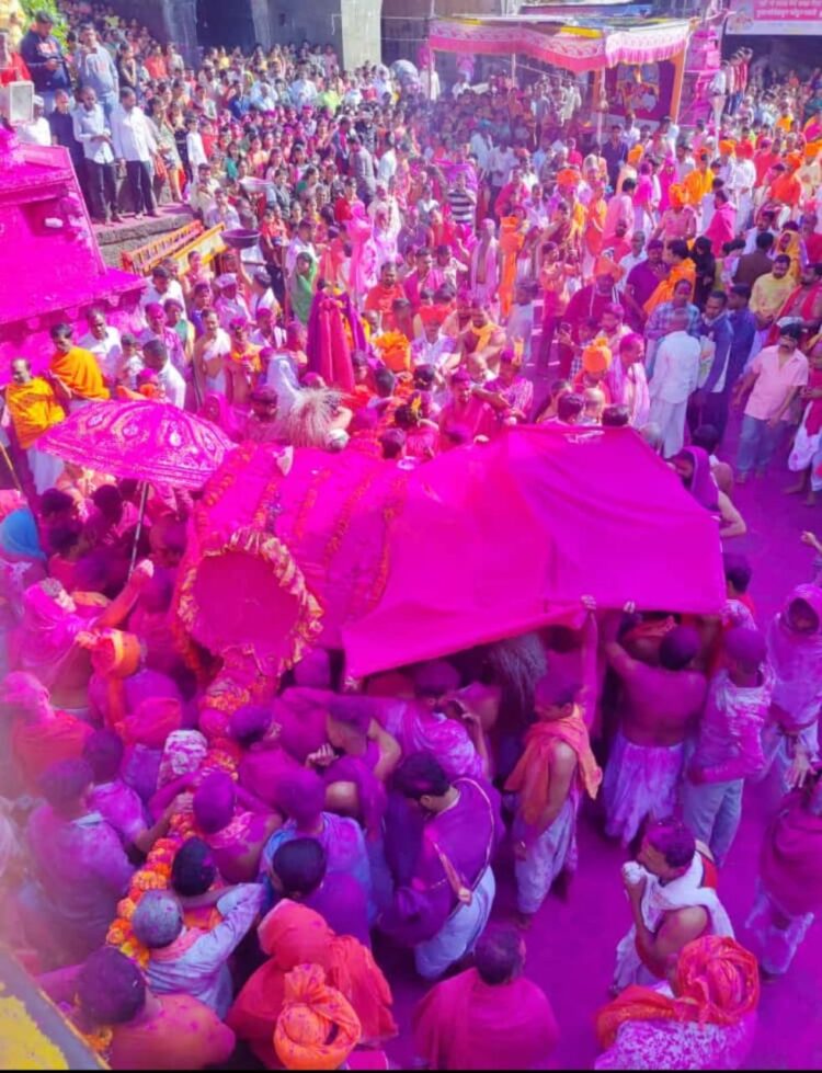 . क्षेत्र जोतिबा डोंगरावर पहिला पालखी सोहळा मोठया धार्मिक उत्साहात पार पडला . खंडेनवमी निमित्त दिवे ओवाळणी ,शस्त्र पुजन , घट उठविणचा विधी पार पडला .