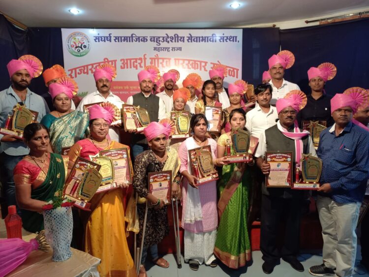 महाराष्ट्राची लाडकी आभिनेत्री आसु सुरपूर यांच्या हस्ते कोल्हापूर मध्ये पुरस्कार वितरण