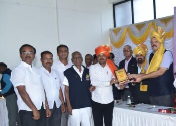 नायगावचे आदर्श सरपंच जितेंद्र पांडुरंग चौधरी यांना पुरस्कार डॉ दीपक शिकारपूर यांच्या हस्ते देण्यात आला