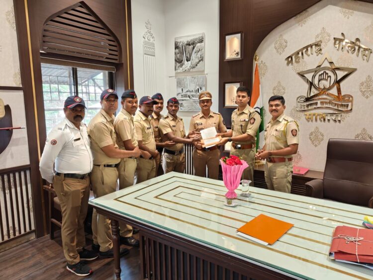 दहिवडीतील चोरीचा जलद तपास लावल्याबद्दल सपोनि सोनवणे सन्मानित