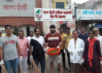 म्हसवडमध्ये मेडीकल असोसिएशनच्या वतीने श्रमदान